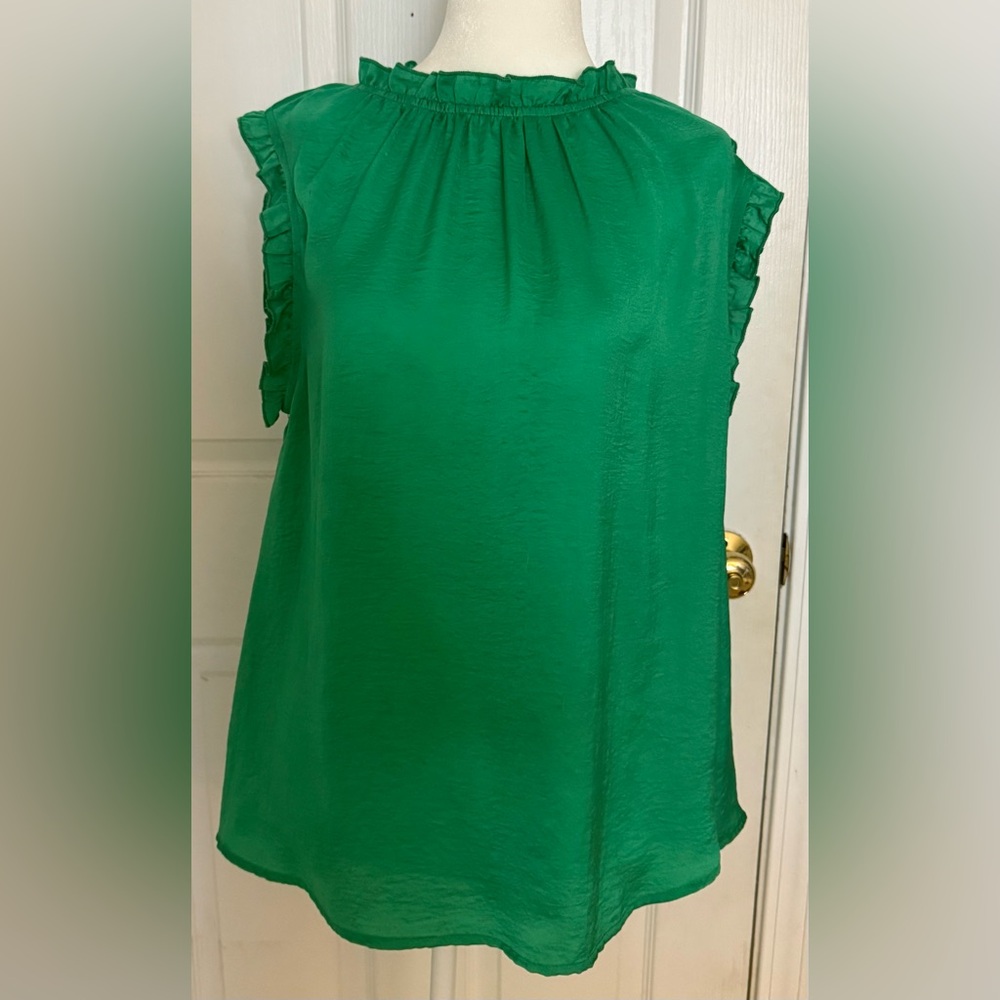 Used Glam Green Ruffled Sleeveless Top
100% polyester but feels silky